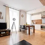 Eiffel Tower & Rue Cler - City Apartment