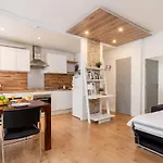 Eiffel Tower & Rue Cler - City Apartment