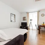 Eiffel Tower & Rue Cler - City Apartment