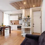 Eiffel Tower & Rue Cler - City Apartment